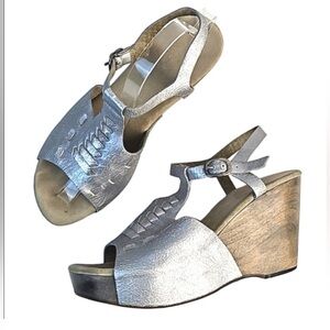 Hollywood Handcrafted Callen Cordera
Metallic Silver Retro Wedge Ankle Straps 9